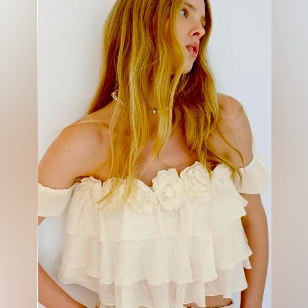 BY ZARA BRAND NEW BEAUTIFUL CREAM OFF THE SHOULDERS LINED WITH FLOWERS!❤️
